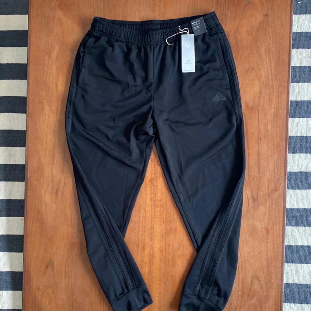 Adidas Black/black  3-stripe joggers. Large. Regular fit. Like New! 🔥